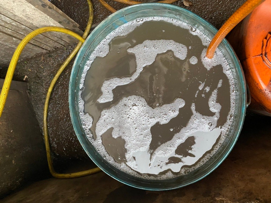 Số dầu được cho lẫn nước bơm từ xe ra ngoài. Ảnh Người dân cung cấp Số dầu được cho lẫn nước bơm từ xe ra ngoài. Ảnh Người dân cung cấp