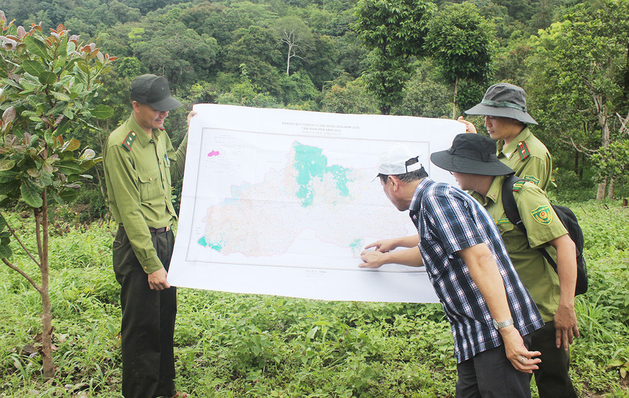Ông Nguyễn Đình Phương-Trưởng Ban Kinh tế-Ngân sách HĐND tỉnh (Tổ trưởng số 3) giám sát trên bản đồ. Ảnh: Nguyễn Diệp