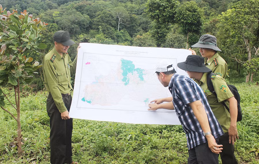 Ông Nguyễn Đình Phương-Trưởng Ban Kinh tế-Ngân sách HĐND tỉnh (Tổ trưởng số 3) giám sát trên bản đồ. Ảnh: Nguyễn Diệp