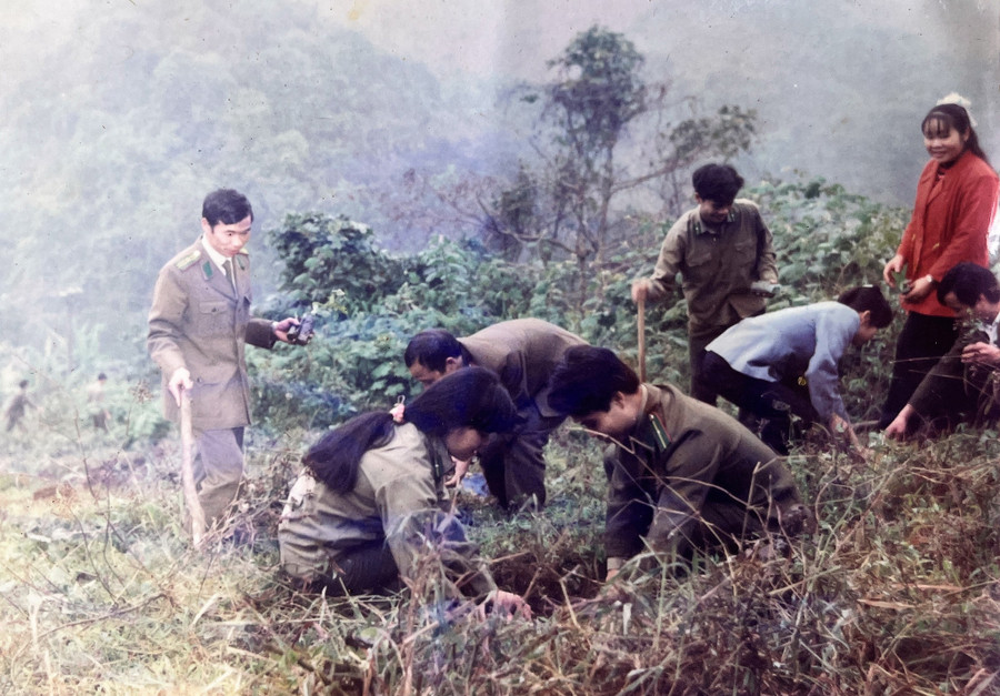 Bộ đội ĐBP Săm Pun (nay là ĐBP Xín Cái) và đoàn viên thanh niên H.Mèo Vạc (Hà Giang) trồng cây phủ xanh khu vực Lùng Vần Chải. Ảnh: Tư liệu