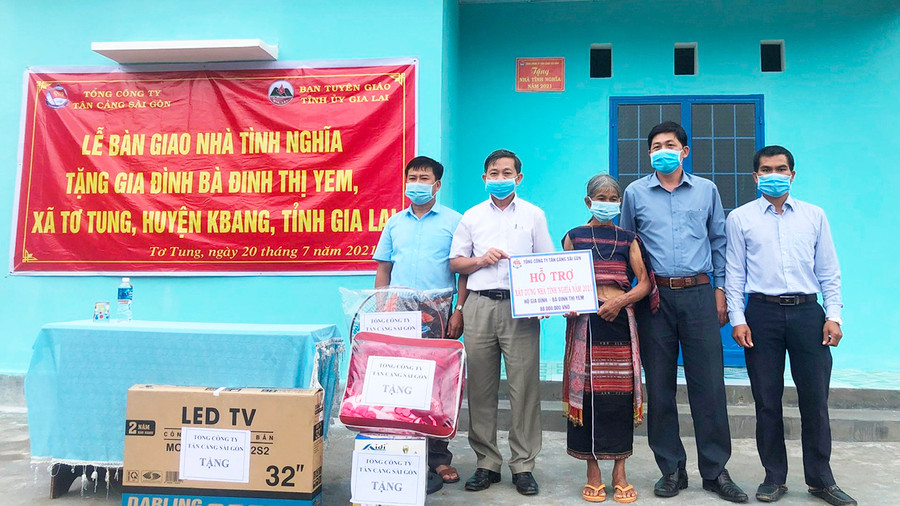  Tổng Công ty Tân Cảng Sài Gòn và Ban Tuyên giáo Tỉnh ủy tặng nhà cho thương binh Đinh Thị Yem (xã Tơ Tung, huyện Kbang). Ảnh: Đinh Yến