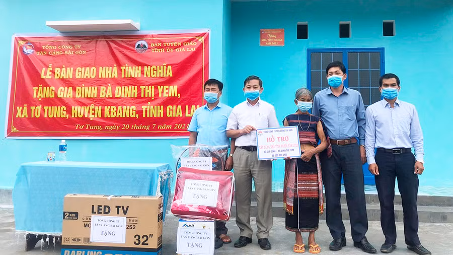  Tổng Công ty Tân Cảng Sài Gòn và Ban Tuyên giáo Tỉnh ủy tặng nhà cho thương binh Đinh Thị Yem (xã Tơ Tung, huyện Kbang). Ảnh: Đinh Yến