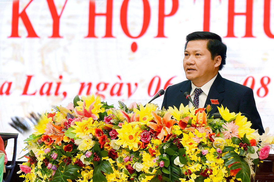 Phó Chủ tịch Thường trực HĐND tỉnh Trương Văn Đạt phát biểu tại kỳ họp. Ảnh Đức Thụy