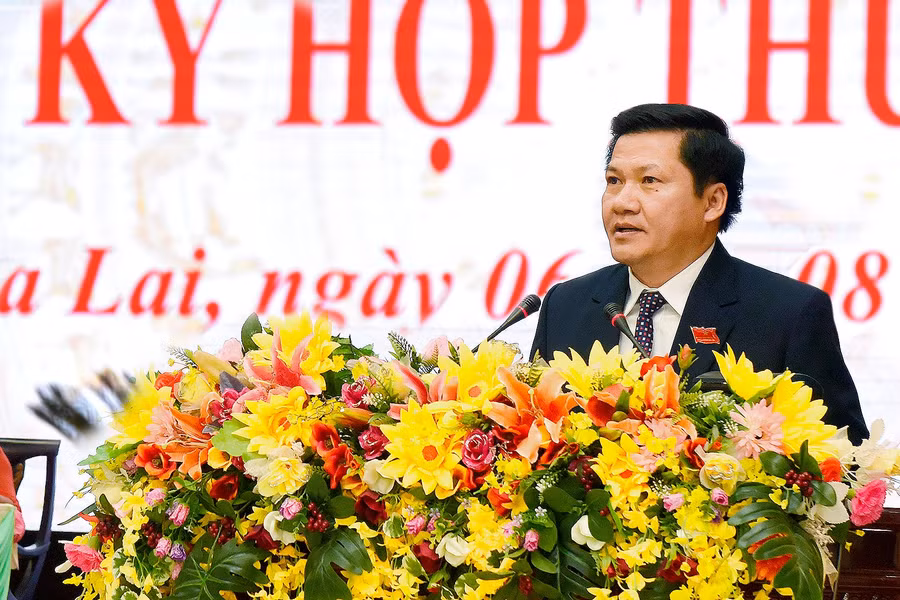 Phó Chủ tịch Thường trực HĐND tỉnh Trương Văn Đạt phát biểu tại kỳ họp. Ảnh Đức Thụy