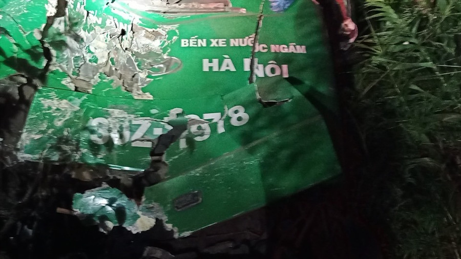 Tai nạn giao thông đặc biệt nghiêm trọng, 3 người chết tại chỗ. Ảnh Thành Nam Tai nạn giao thông đặc biệt nghiêm trọng, 3 người chết tại chỗ. Ảnh Thành Nam