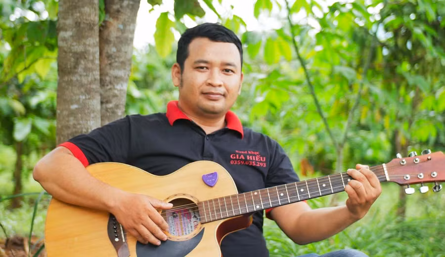 Với anh Simon, âm nhạc là nơi anh trải lòng, giúp anh cảm thấy thư giãn và thoải mái nhất. Ảnh: Vũ Chi