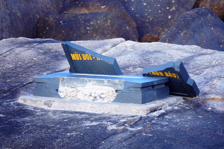 Tấm bảng đá ghi 