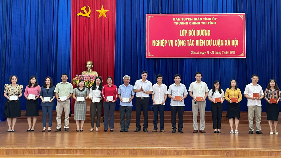 Các học viên nhận giấy chứng nhận hoàn thành khóa học. Ảnh: Anh Huy