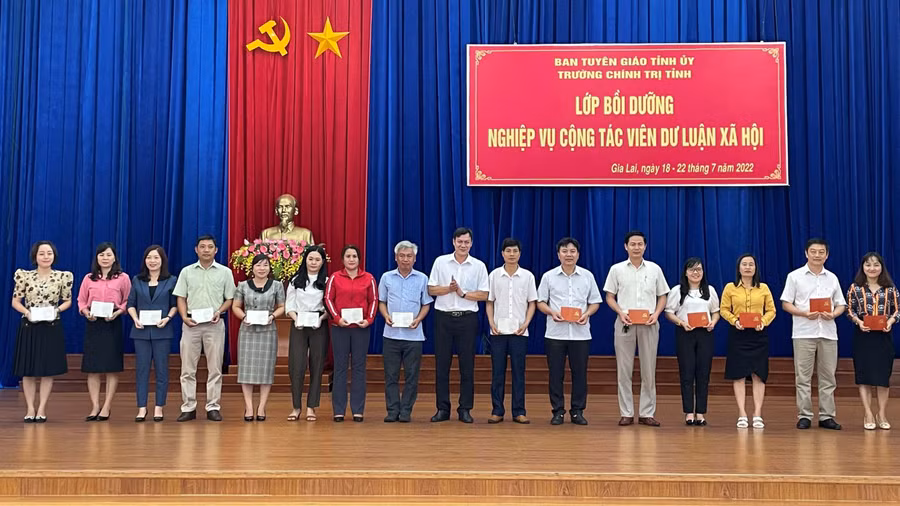 Các học viên nhận giấy chứng nhận hoàn thành khóa học. Ảnh: Anh Huy