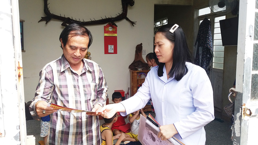 Nhân viên y tế phường Ia Kring, TP. Pleiku phát tài liệu tuyên truyền phòng-chống SXH cho người dân trên địa bàn. Ảnh: Như Nguyện 4-7-2022Nhân viên y tế phườn Ia Kring- TP. Pleiku phát tài liệu tuyên truyền pc SXH cho người dân trên địa bàn. Ảnh Như Nguyện.jpg