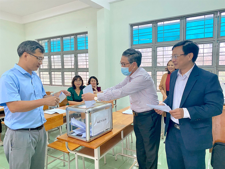 Hội đồng lựa chọn SGK lớp 10 (năm học 2022-2023) tiến hành bỏ phiếu kín lựa chọn SGK các môn học. Ảnh: Mộc Trà  Hội đồng lựa chọn SGK lớp 10 (năm học 2022-2023) tiến hành bỏ phiếu kín lựa chọn SGK các môn học. Ảnh: Mộc Trà