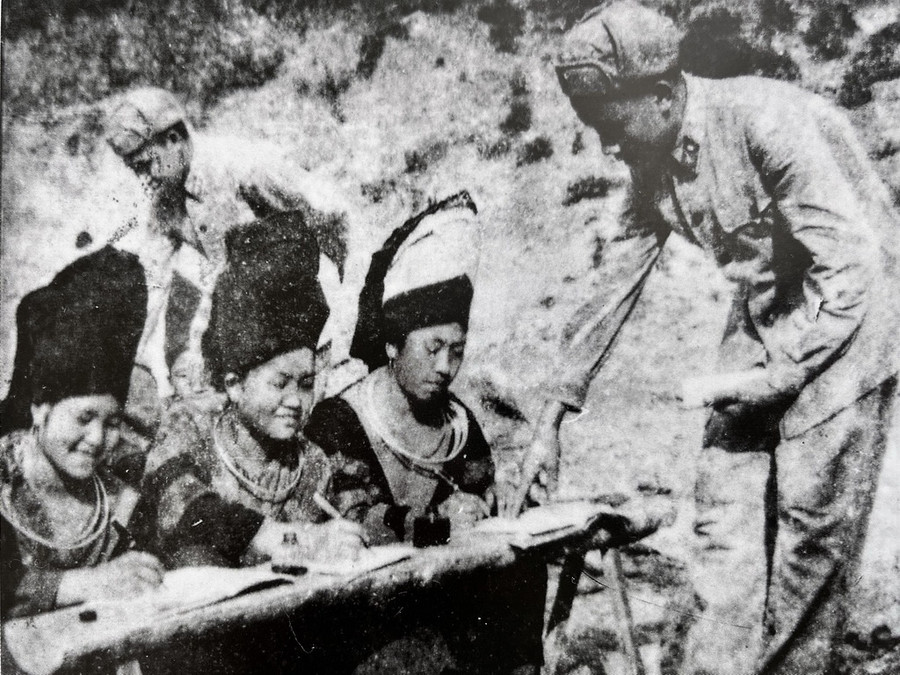 Cán bộ chiến sĩ BĐBP Hà Giang dạy chữ cho đồng bào dân tộc thiểu số, năm 1982. Ảnh: Tư liệu