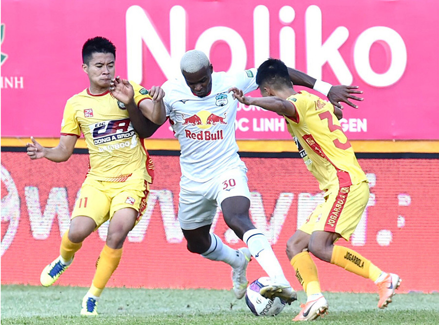 Các cầu thủ Thanh Hóa đã không thể truy cản các mũi nhọn của HAGL (giữa). Ảnh: Văn Ngọc