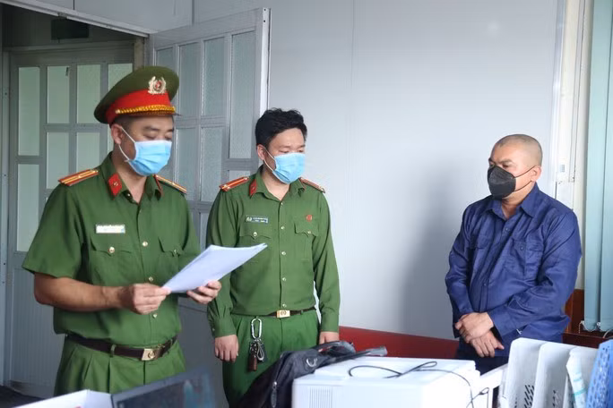  Công an đọc lệnh bắt lãnh đạo Công ty TNHH Địa ốc Tường Hy Quân