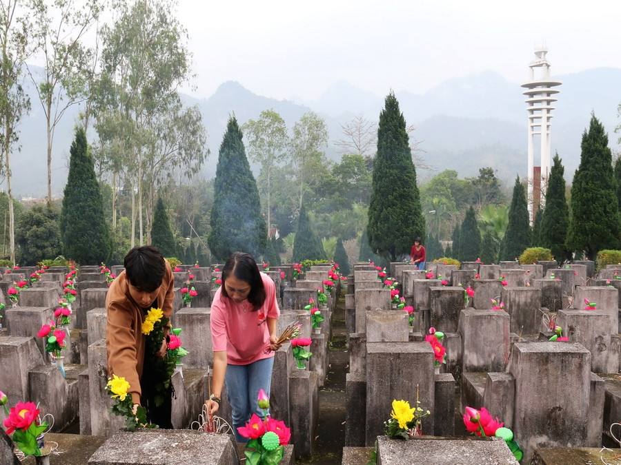 Dâng hương hoa tại phần mộ các liệt sĩ BĐBP tại nghĩa trang liệt sĩ Vị Xuyên (Hà Giang). Ảnh: Độc Lập