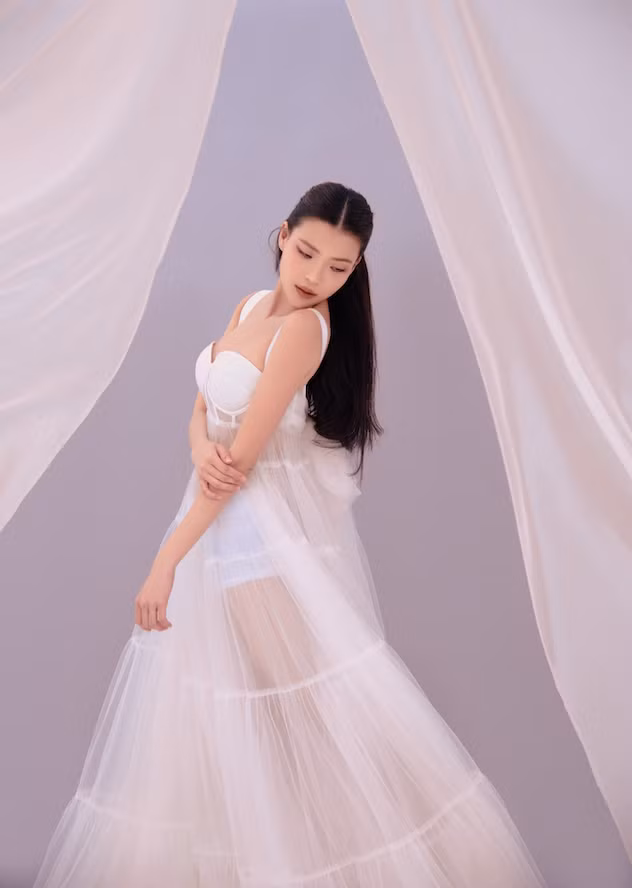 Không chỉ có nhan sắc xinh đẹp và tài năng diễn xuất, bà xã Lương Thế Thành còn sở hữu vóc dáng gợi cảm. Vốn xuất thân là người mẫu nên Thúy Diễm có thế mạnh tạo dáng và trình diễn trước ống kính