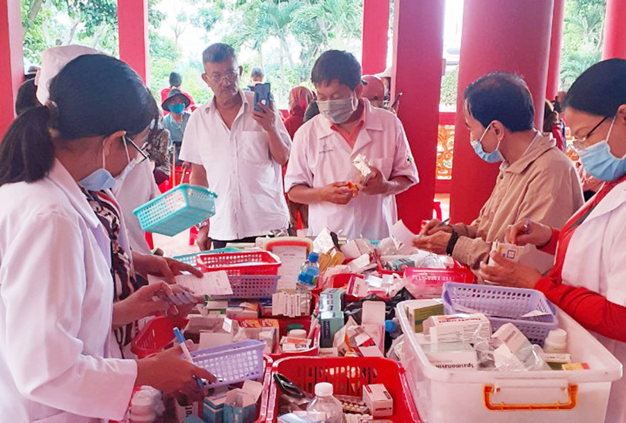 Khám bệnh, cấp thuốc miễn phí cho người dân xã Ia Pal (huyện Chư Sê). Ảnh: Hồng Ngọc Khám bệnh, cấp thuốc miễn phí cho nhân dân xã Ia Pal, huyện Chư Sê. Ảnh: Hồng Ngọc