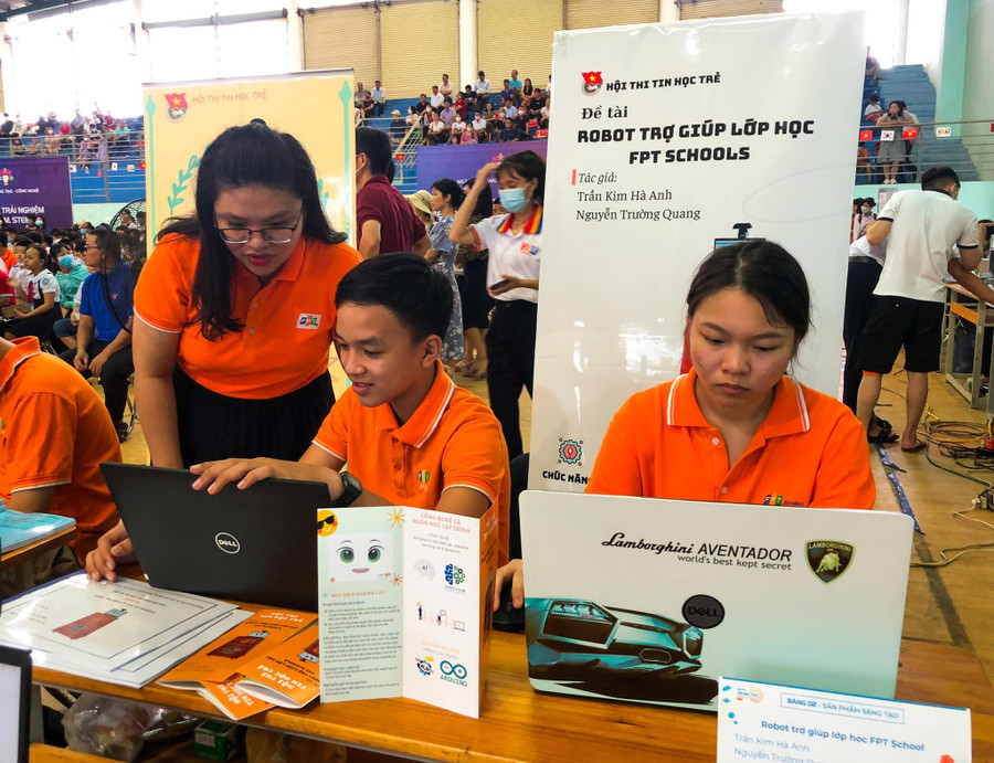 Triển lãm sản phẩm sáng tạo học sinh, sinh viên. Ảnh: H.Đ