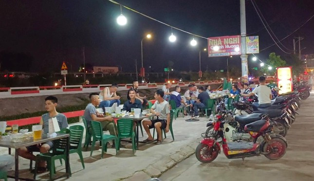 Không ít công nhân vẫn lãng phí thời gian, tiền bạc cho những buổi ăn nhậu sau giờ làm