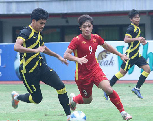 U19 Malaysia tận dụng tốt những sai lầm cá nhân của U19 Việt Nam để ghi bàn thắng U19 Malaysia tận dụng tốt những sai lầm cá nhân của U19 Việt Nam để ghi bàn thắng