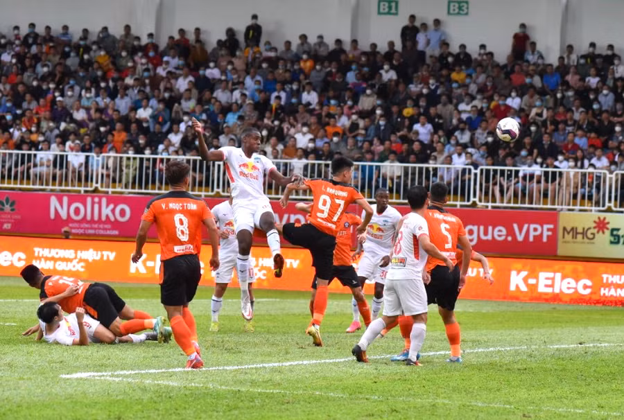  Đội bóng Phố núi đã chơi lấn lướt trước SHB Đà Nẵng. Ảnh: Văn Ngọc