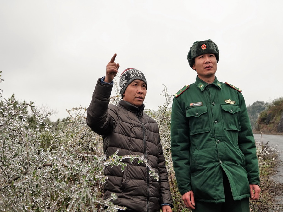 Anh Lò Giáo Giàng kể lại chuyện cùng BĐBP bảo vệ biên giới, những năm 90. Ảnh: Mai Thanh Hải