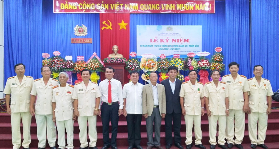Lãnh đạo Thành ủy, UBND thành phố, Công an thành phố chụp hình lưu niệm với lãnh đạo Công an TP. Pleiku qua các thời kỳ. Ảnh: Lê Anh  Lãnh đạo Thành ủy, UBND thành phố, công an thành phố chụp hình lưu niệm với lãnh đạo Công an TP. Pleiku qua các thời kỳ. Ảnh: Lê Anh