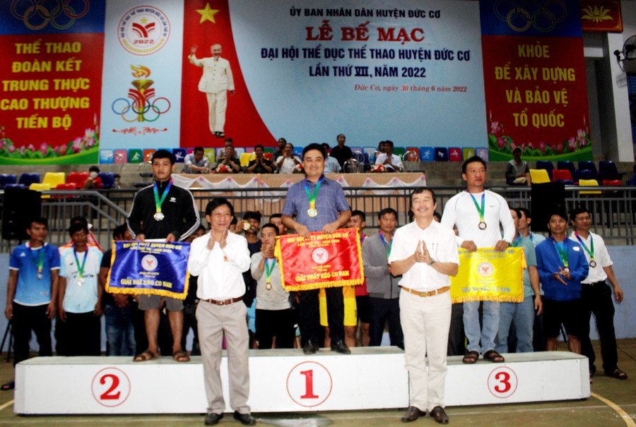 Ban tổ chức trao giải cho các vận động viên kéo co đạt thành tích cao. Ảnh: Đinh Yến Ban tổ chức trao giải cho các vận động viên kéo co đạt thành tích cao. Ảnh: Đinh Yến