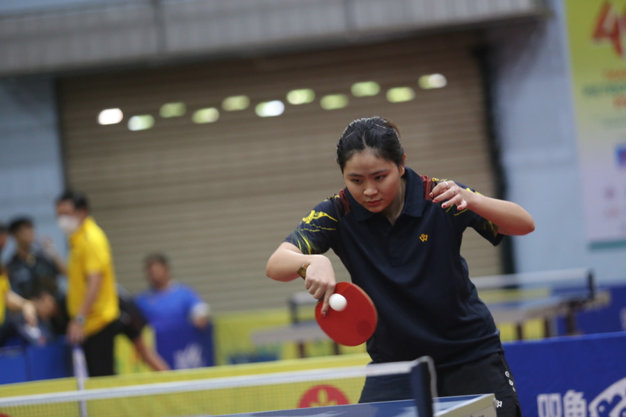 Tay vợt Chung Thị Mỹ Huyền của đoàn Tây Ninh sở hữu gương mặt ưa nhìn cùng những cú trái tay hiểm hóc.