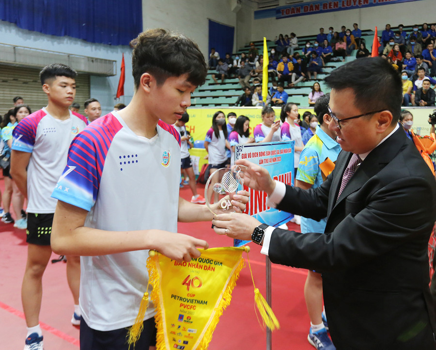 Trưởng ban chỉ đạo giải Lê Quốc Minh tặng cờ lưu niệm cho các đoàn vận động viên. Ảnh: Văn Ngọc Ông Lê Quốc Minh tặng cờ lưu niệm cho các đoàn vận động viên. Ảnh: Văn Ngọc