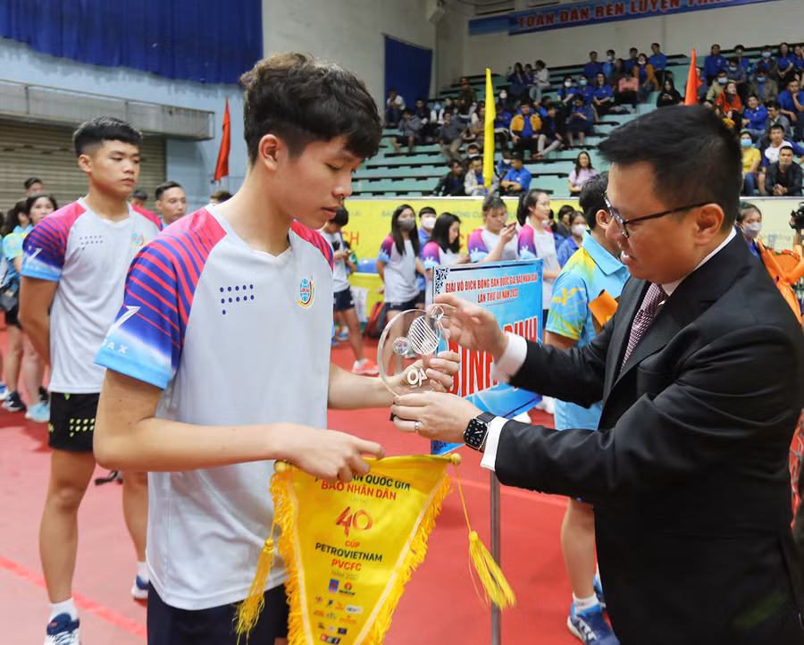 Ông Lê Quốc Minh tặng cờ lưu niệm cho các đoàn vận động viên. Ảnh: Văn Ngọc