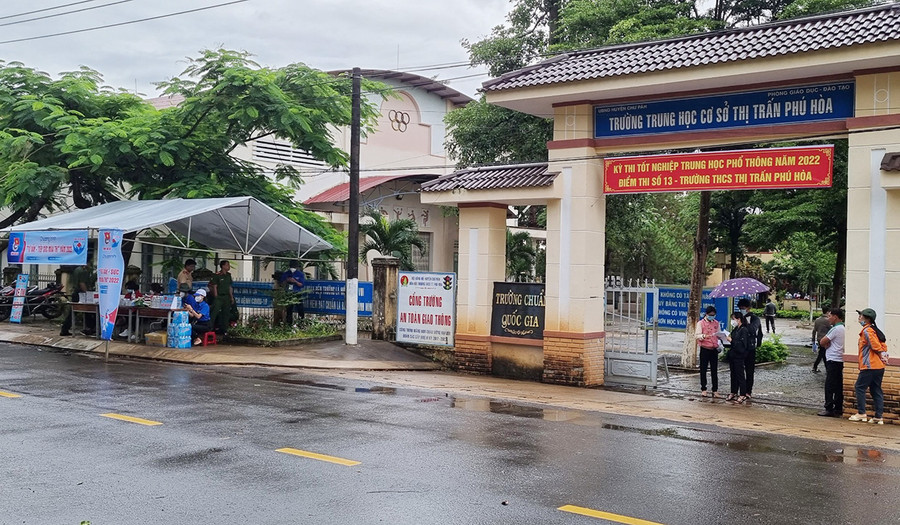 Tại điểm thi Trường THCS thị trấn Phú Hòa (huyện Chư Păh) ghi nhận sự tham gia dự thi của nhiều thí sinh lớn tuổi. Ảnh: Hà Phương  Chị Đinh Thị Phương tại điểm thi Trường THCS thị trấn Phú Hòa, huyện Chư Păh. Ảnh: Hà Phương