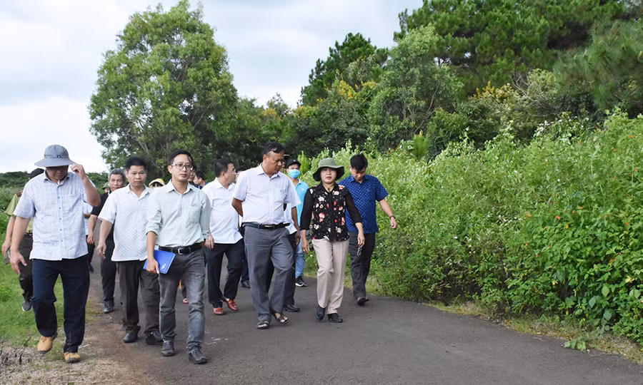  Đoàn giám sát đi khảo sát thực tế tại xã Biển Hồ. Ảnh: Hà Phương