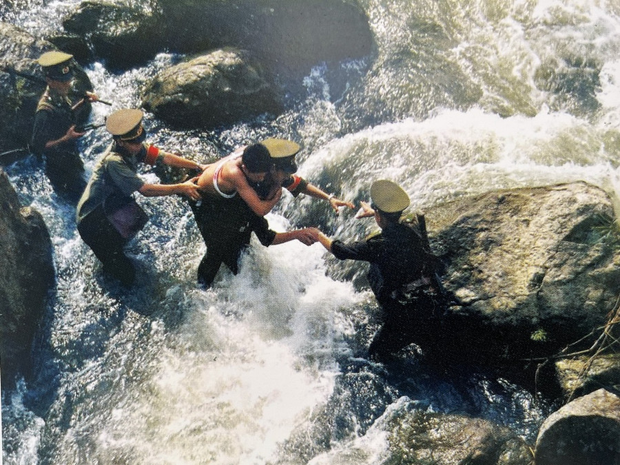 Cán bộ chiến sĩ đồn BP Săm Pun cấp cứu đồng đội bị thương khi làm nhiệm vụ. Ảnh: Tư liệu