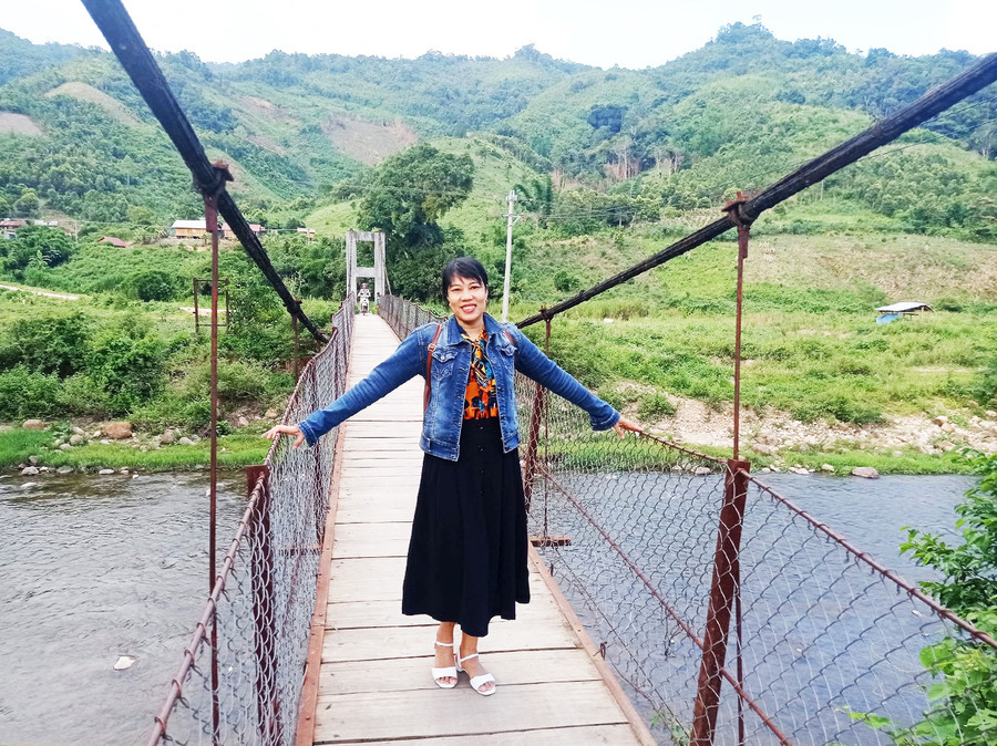 Tác giả trên cầu treo ở Kon Pne. Ảnh: Mai Hương Tác giả trên cầu treo ở Kon Pne. Ảnh: Mai Hương