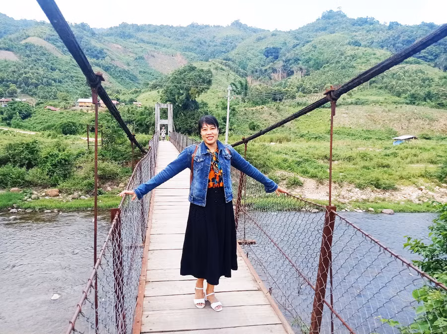  Tác giả trên cầu treo ở Kon Pne. Ảnh: Mai Hương