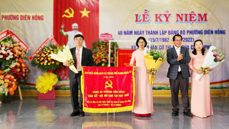  Ban Chấp hành Đảng bộ TP. Pleiku tặng bức trướng cho Đảng bộ phường Diên Hồng. Ảnh: Phan Lài