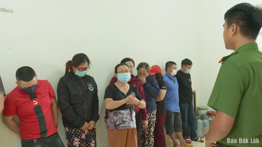 Các đối tượng liên quan đến đường dây đánh bạc bị bắt giữ. Ảnh nguồn Báo Đak Lak Các đối tượng liên quan đến đường dây đánh bạc bị bắt giữ. Ảnh nguồn Báo Đak Lak