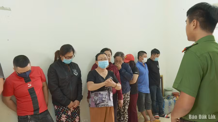 Các đối tượng liên quan đến đường dây đánh bạc bị bắt giữ. Ảnh nguồn Báo Đak Lak