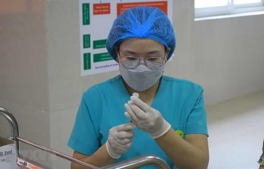 Đẩy nhanh tiến độ tiêm vaccine phòng COVID-19 mũi 4. (Ảnh: Hải Yến/TTXVN) Đẩy nhanh tiến độ tiêm vaccine phòng COVID-19 mũi 4. (Ảnh: Hải Yến/TTXVN)