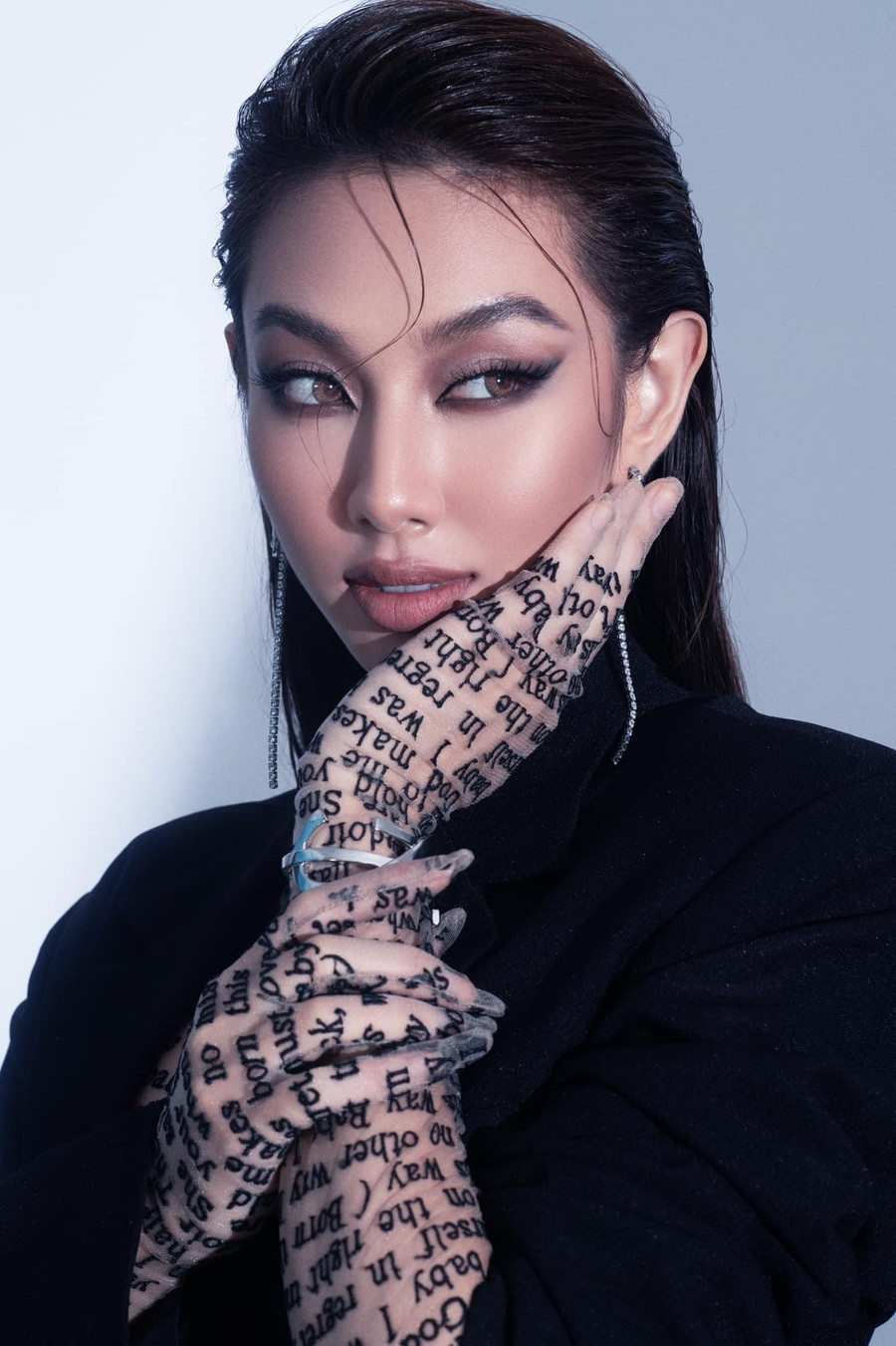  Không giống Lương Thuỳ Linh, Thuỳ Tiên chọn phối cùng áo blazer màu đen để tăng thêm vẻ sành điệu và cá tính.