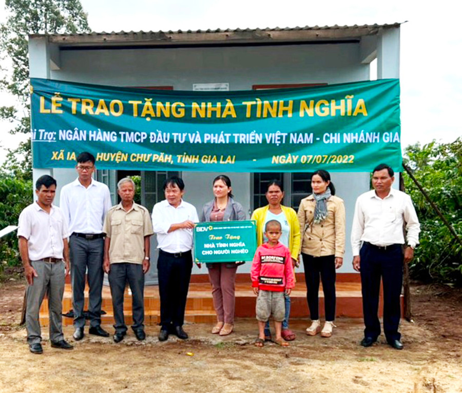 Phòng Lao động-Thương binh và Xã hội Chư Păh bàn giao nhà ở cho gia đình bà Rơ Châm Dôl (làng Mrông Yố 1). Ảnh: Đinh Yến Bàn giao nhà ở cho gia đình bà Rơ Châm Dôl, làng Mrông Yố 1, xã Ia Ka, huyện Chư Păh. Ảnh: Đinh Yến