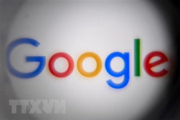 Biểu tượng Google trên màn hình điện thoại. (Ảnh: AFP/TTXVN)