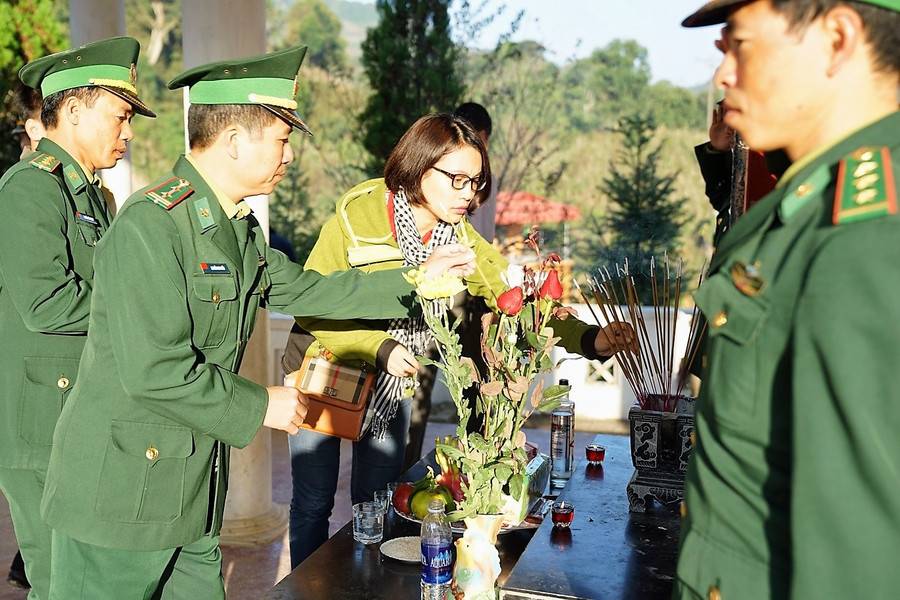 Cán bộ chiến sĩ Đồn BP Sơn Vĩ (H.Mèo Vạc, Hà Giang) và cán bộ nhân dân địa phương thắp hương tưởng niệm tại bia ghi danh liệt sĩ của xã Sơn Vĩ. Ảnh: Mai Thanh Hải