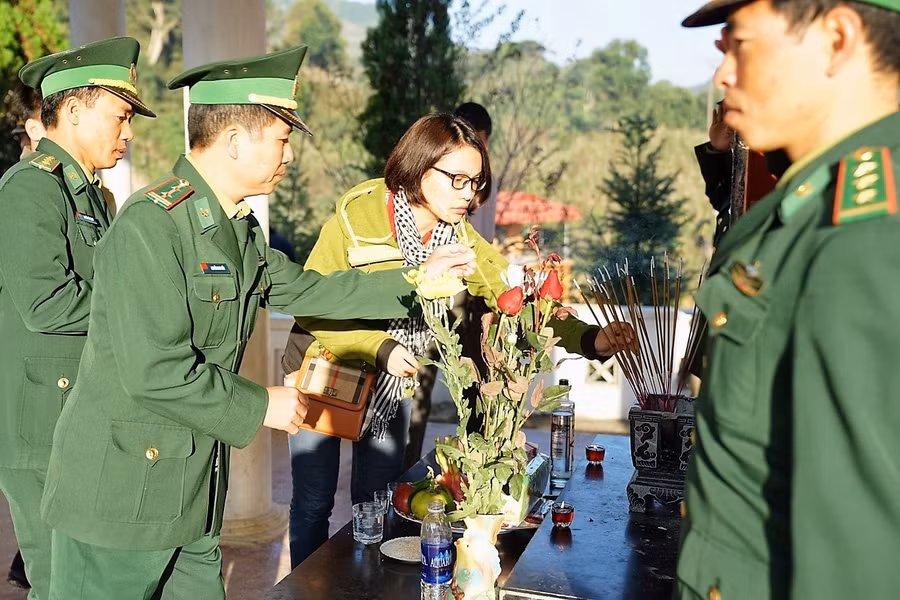 Cán bộ chiến sĩ Đồn BP Sơn Vĩ (H.Mèo Vạc, Hà Giang) và cán bộ nhân dân địa phương thắp hương tưởng niệm tại bia ghi danh liệt sĩ của xã Sơn Vĩ. Ảnh: Mai Thanh Hải