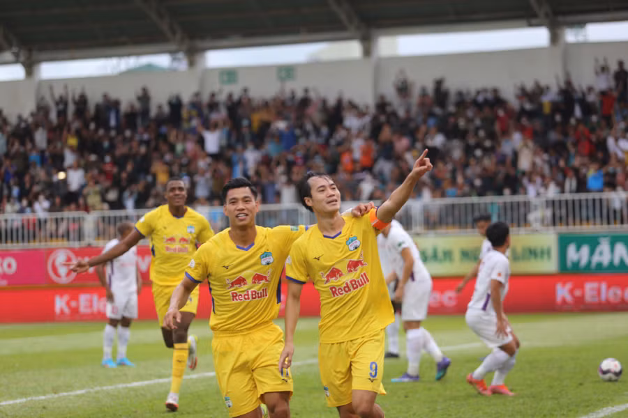 Văn Toàn (bìa phải) đã có cú đúp ngay trong hiệp 1. Ảnh: Văn Ngọc