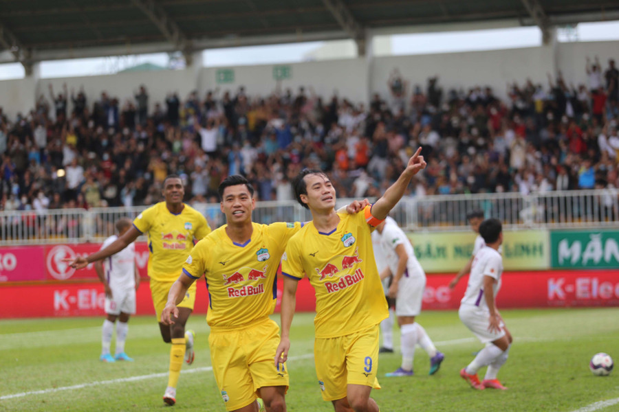 Văn Toàn (bìa phải) đã có cú đúp ngay trong hiệp 1. Ảnh: Văn Ngọc