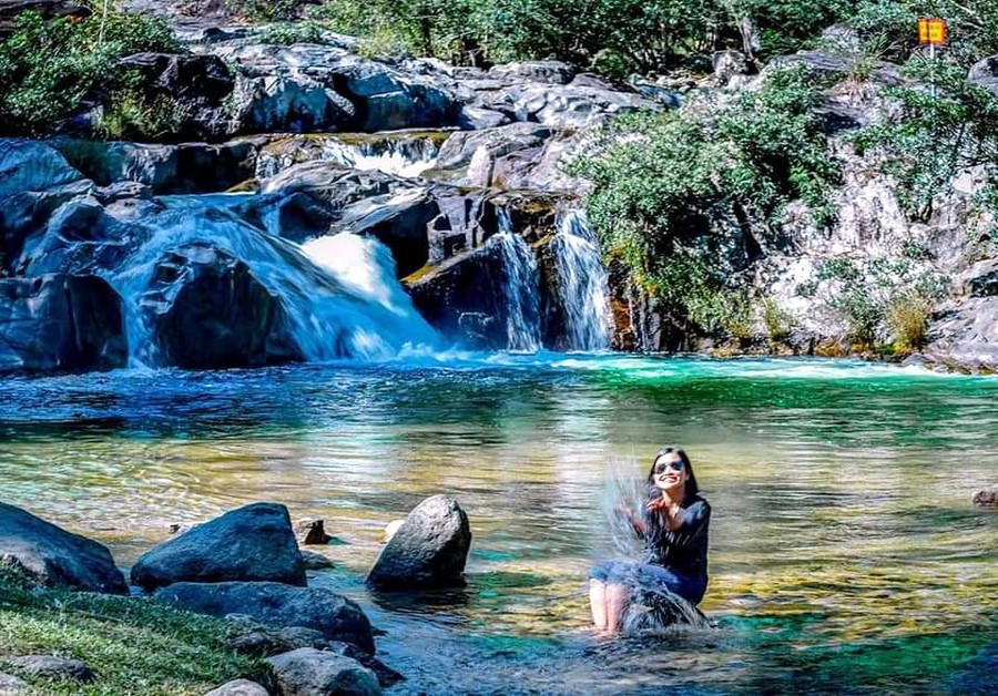 Du khách cảm nhận dòng nước mát lành tại suối Đăk Tuôr. Du khách cảm nhận dòng nước mát lành tại suối Đăk Tuôr.