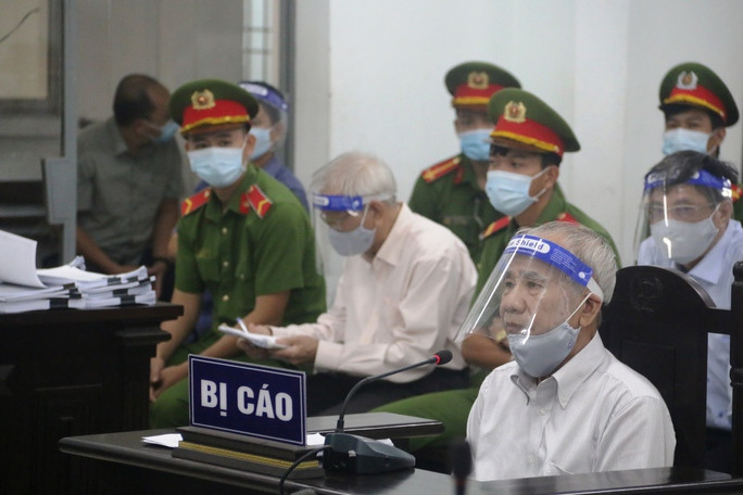 Ông Đào Công Thiên, cựu Phó Chủ tịch UBND tỉnh, bị phạt 4 năm 6 tháng tù tại vụ án xảy ra ở núi Chín Khúc. Ông Đào Công Thiên, cựu Phó Chủ tịch UBND tỉnh, bị phạt 4 năm 6 tháng tù tại vụ án xảy ra ở núi Chín Khúc.