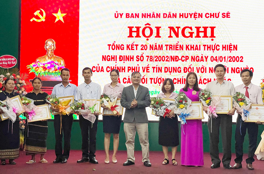 Khen thưởng các tập thể, cá nhân có nhiều đóng góp cho hoạt động tín dụng chính sách. Ảnh: Sơn Ca Khen thưởng các tập thể, cá nhân có nhiều đóng góp cho hoạt động tín dụng chính sách. Ảnh: Sơn Ca